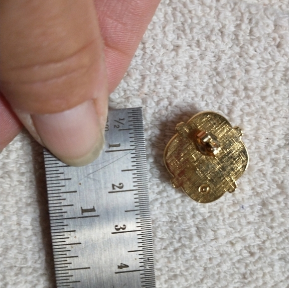 Goldtone pink faux pearl 🦪 post earrings - Picture 3 of 3